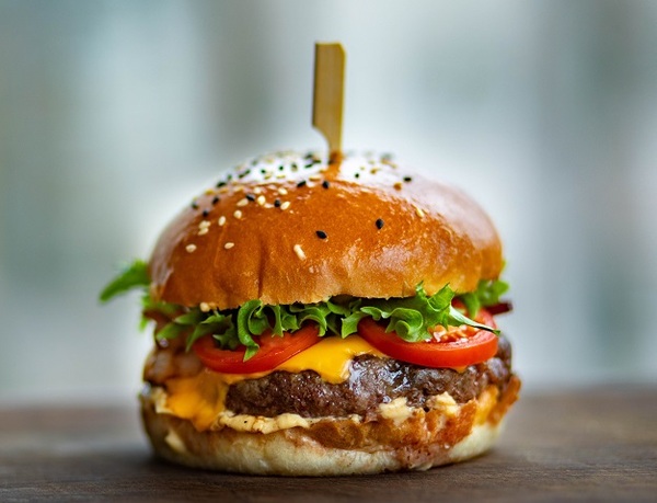 Burger spięty patyczkiem golf