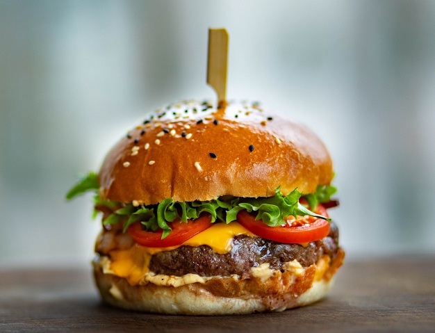 Burger spięty patyczkiem golf